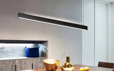 Cómo iluminar la isla de su cocina con una lámpara lineal